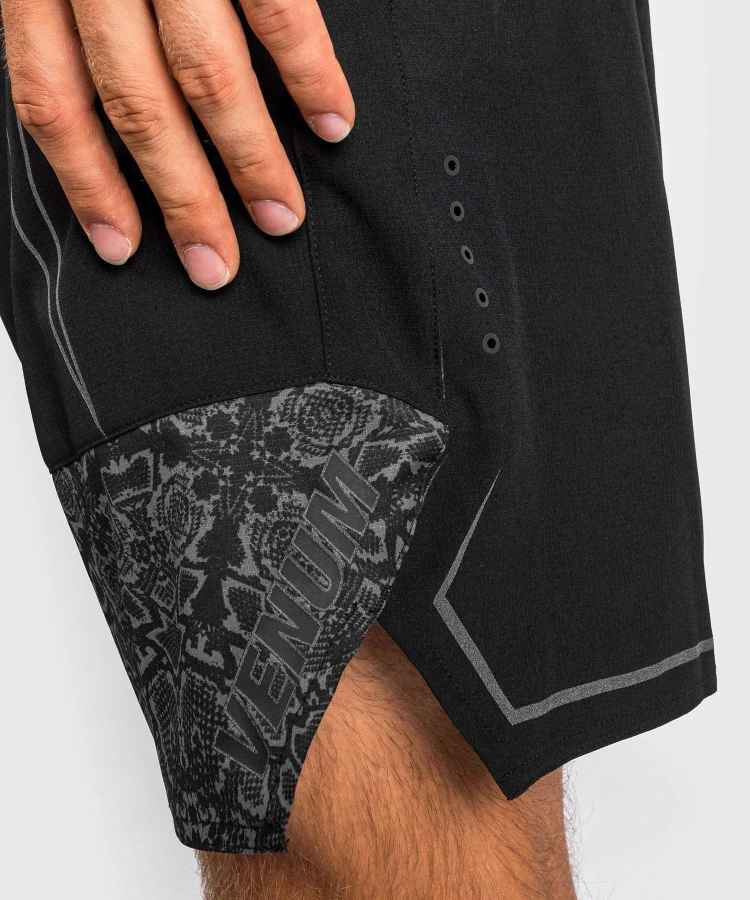 FIGHTSHORTS REFLECTIVE LIGHT 4.0 VENUM